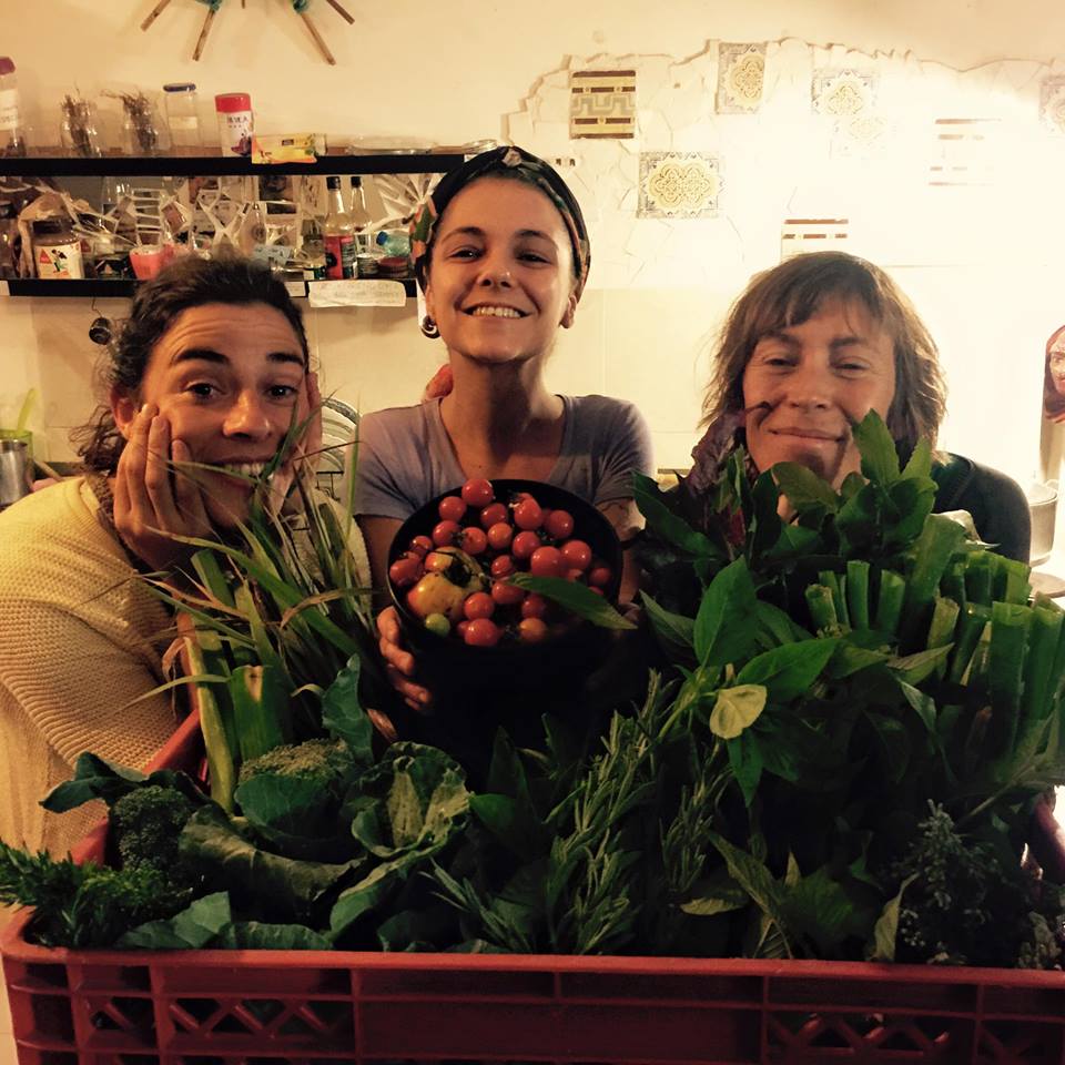 "Hortárias" da Horta da Partilha entregam cabaz de hortícolas à cozinheira do Espaço Compasso num dia de distribuição da AMEP.